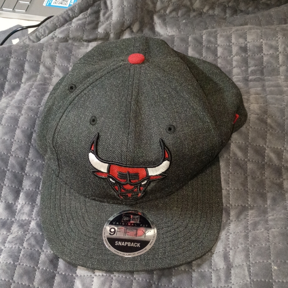 9fifty Chicago Bulls Heather Gray Snapback Hat with Red Trim